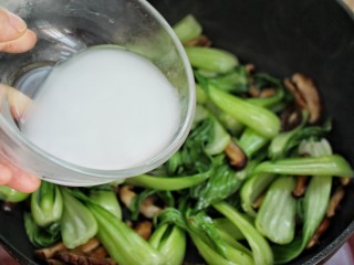 10、香菇炒油菜,淋入水淀粉翻炒均匀