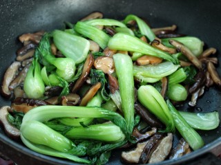 12、香菇炒油菜,炒匀后盛出即可