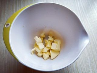 1、圣诞树饼干#预热圣诞节#,首先将黄油切小块，室温软化。