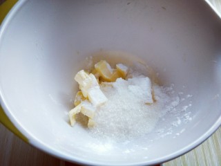 2、圣诞树饼干#预热圣诞节#,室温软化的黄油中加入糖粉。(可以用手按一下黄油，轻松按下去即可)