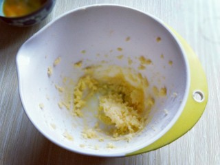 3、圣诞树饼干#预热圣诞节#,启动电动打蛋器，将黄油打至蓬松，体积面大，颜色发白。