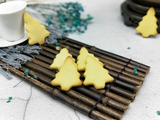 14、圣诞树饼干#预热圣诞节#,戴上隔热手套取出烤盘，凉一会再入触碰饼干，刚烤出来的饼干没有那么硬，所以将烤盘取出来先不要去触碰它，避免饼干碎。