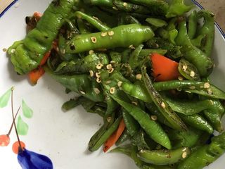 1、辣椒炒回锅肉,我习惯先把辣椒切片，然后直接干炒，可加少许盐，这样辣椒不会太辣，而且可以炒熟点，因本人不喜欢生吃辣椒