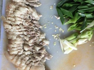 2、辣椒炒回锅肉,五花肉用冷水煮熟，然后切片（在煮的时候可以加点桂皮八角调味，没有也可不加），青蒜斜切备用