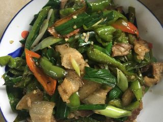 4、辣椒炒回锅肉,出锅啦，香喷喷的辣椒炒回锅肉可以吃啦！