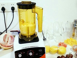 5、杨枝甘露,西柚剥出果肉，芒果一半切成小块，一半放入榨汁机，加入椰浆、淡奶油、糖水打均匀成芒果椰浆。