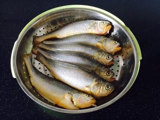 2、#感恩节食谱# 香煎小黄鱼,先刮去鱼鳞,去除内脏和腮,剪去鱼鳍鱼尾,然后仔细清洗干净,尤其是内脏部位要多清洗一下,沥干水分备用。