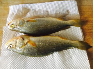 3、#感恩节食谱# 香煎小黄鱼,用厨房用纸吸干水分也可以。