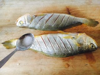 6、#感恩节食谱# 香煎小黄鱼,同时在鱼身上的两面和内脏部位都抹上少许盐。