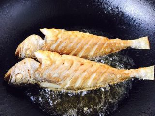11、#感恩节食谱# 香煎小黄鱼,当鱼的一面煎至金黄色时翻过来再煎另一面,两面都煎至金黄色就OK了。 不过,请小朋友们一定要有耐心煎制,煎制时要用中小火。