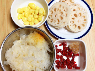 4、冬日暖心菜 白果莲藕银耳汤（健脾养颜）,准备好泡好的银耳、白果、枸杞子、黄冰糖。