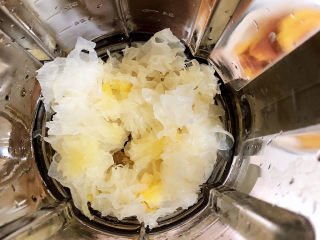 6、冬日暖心菜 白果莲藕银耳汤（健脾养颜）,将银耳放入到破壁机中。