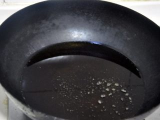 2、自贡冷吃兔,锅中倒入油，油开倒入姜、八角、山奈、花椒炒出香味。