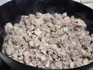 3、自贡冷吃兔,倒入兔肉，翻炒。