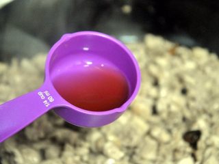 4、自贡冷吃兔,倒入料酒，翻炒。