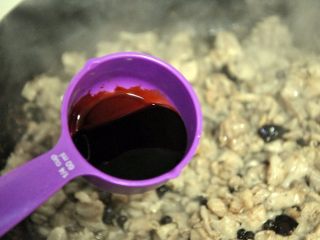 6、自贡冷吃兔,倒入红酱油，后期再根据口味适当增加 。