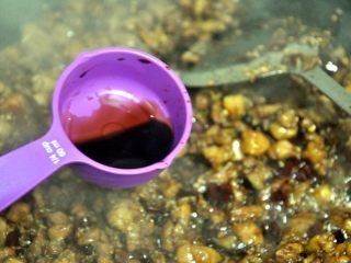 11、自贡冷吃兔,加少量的醋，这个时候尝一下口味，再增加适量红酱油。