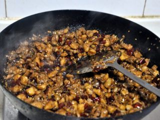 12、自贡冷吃兔,慢慢收干水分，让辣椒慢慢入味。