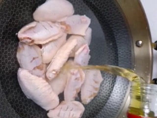 2、家庭版可乐鸡翅,凉水下锅加料酒煮出浮沫