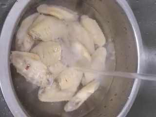 3、家庭版可乐鸡翅,捞出洗净控水