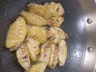 4、家庭版可乐鸡翅,锅烧油下入鸡翅煎至两面金黄