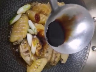 5、家庭版可乐鸡翅,加入葱姜，耗油，味极鲜，老抽，炒至上色炒香