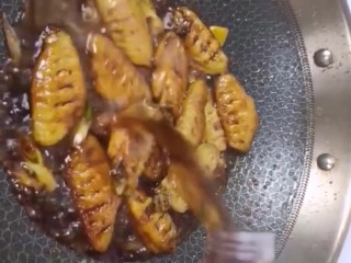 6、家庭版可乐鸡翅,加一瓶的可乐