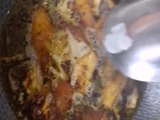 7、家庭版可乐鸡翅,适量的水没过鸡翅，盐，鸡精，两块冰糖