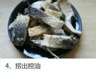 4、浩家红烧鱼块+#有个故事＃,控油。备用