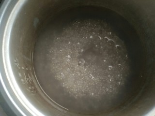 2、椰奶西米露,先把水烧沸然后再放西米，水要放多点，因为西米比较吸水，如果西米可以看到小小白色就关火，闷5分钟左右就可以捞出