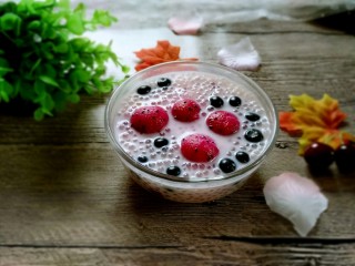 4、椰奶西米露,然后放入椰汁，牛奶，糖，火龙果，蓝莓