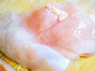 1、家庭版――肯德基炸鸡排,买回来的鸡胸肉用清水冲洗干净