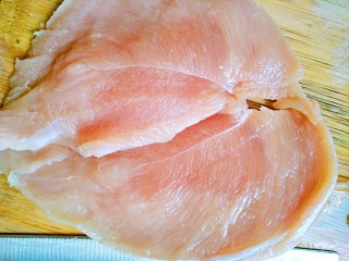 2、家庭版――肯德基炸鸡排,去除多余的筋骨，再把鸡胸肉整块片成薄片