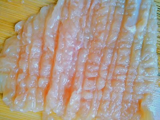 3、家庭版――肯德基炸鸡排,再用刀背横竖交叉均匀拍打鸡肉