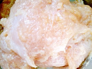 5、家庭版――肯德基炸鸡排,再加入所有调料，加少许油抓匀，腌制十分钟左右