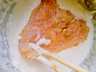 6、家庭版――肯德基炸鸡排,用面粉加水调成稀糊状，再把鸡肉打开，均匀的挂上面糊