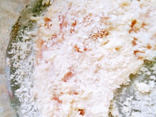 8、家庭版――肯德基炸鸡排,朝上那一面可以直接倒面包糠下来就可以很均匀的粘上了，就不用再翻面了