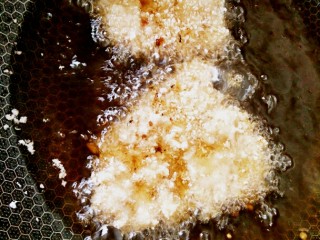 9、家庭版――肯德基炸鸡排,锅里放适量油，烧热，用一根葱白试油温，冒很多气泡就可以把鸡肉放下去了