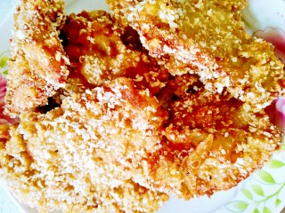 11、家庭版――肯德基炸鸡排,起锅时要大火起锅，把鸡肉捞起来沥干油脂，可以在下面垫一张吸油纸，起锅后再关火。