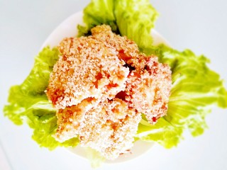 12、家庭版――肯德基炸鸡排,生菜洗干净，摆好，把沥干油的鸡肉摆在生菜上面，就大功告成了！