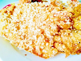 10、家庭版――肯德基炸鸡排,放下去炸后，不要总是动它，偶尔去翻一下就行了，炸至两面金黄，有点酥脆的声音就可以起锅了。