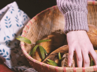 1、【清·笋幢】一幢冬笋纳荤鲜，你是否已在思念家中那幢暖屋,大个鲜冬笋，剥去笋衣，切掉老根，刮平笋身；