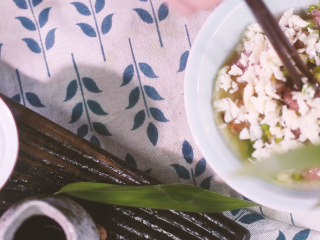 3、【清·笋幢】一幢冬笋纳荤鲜，你是否已在思念家中那幢暖屋,猪肉馅放盐、香油、砂仁末、葱碎、一个蛋清以及挖出的笋肉，搅匀后填进笋身；