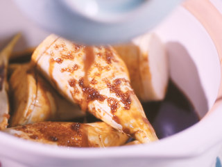 4、【清·笋幢】一幢冬笋纳荤鲜，你是否已在思念家中那幢暖屋,填好的笋加入酱油、冰糖及砂仁，添适量清水红烧。