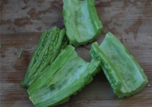 1、健康家庭小炒——苦瓜炒蛋 ,苦瓜清洗干净去瓤