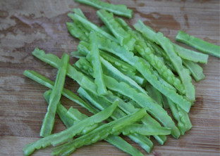 2、健康家庭小炒——苦瓜炒蛋 ,切成条状