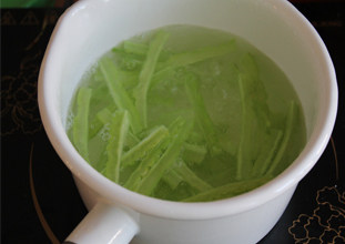 3、健康家庭小炒——苦瓜炒蛋 ,锅内烧开水，放适量盐，水开焯一下苦瓜，半分钟即可。