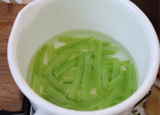 4、健康家庭小炒——苦瓜炒蛋 ,焯好的苦瓜立即放入冷水中过凉