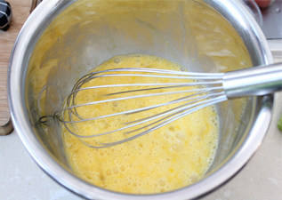 5、健康家庭小炒——苦瓜炒蛋 ,鸡蛋打散