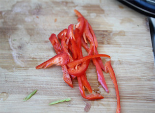 6、健康家庭小炒——苦瓜炒蛋 ,红椒切丝